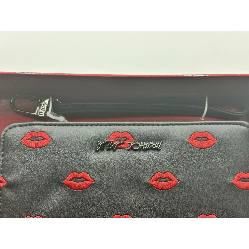 Betsey Johnson Red Lips Zip Around Wristlet Wallet Black Gift Box
